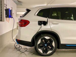 Coche eléctrico cargando en una plaza de garaje